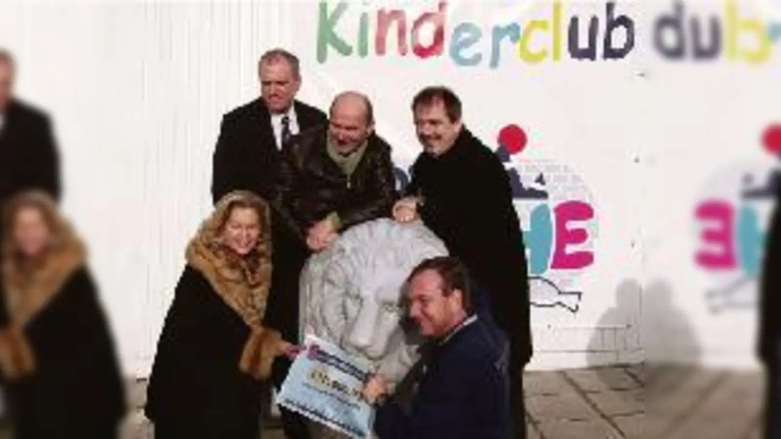 Gut gebrüllt,  (Foto: Sieglinde Konrad und Sepp Krätz, Vorstände des »Leo«-Vereins, »Arche«-Vorsitzender Kai Uwe Lindloff, »Leo«-Projektleiter Max Kirchmaier und »Arche«-Gründer Pastor Bernd Siggelkow (von links) bei der Übergabe der 110.000-Euro-Spende an)