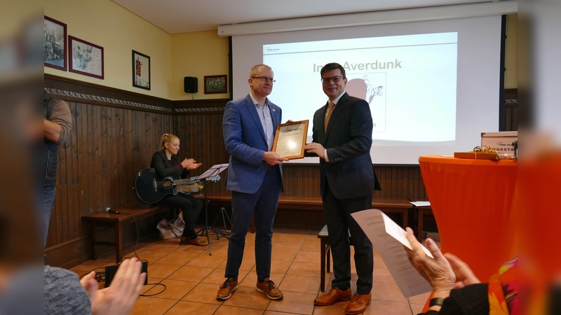 Günter Scherzl (rechts) überreichte den Bürgerpreis der FWG Poing 2019 an Ingo Averdunk. (Foto: FWG Poing)