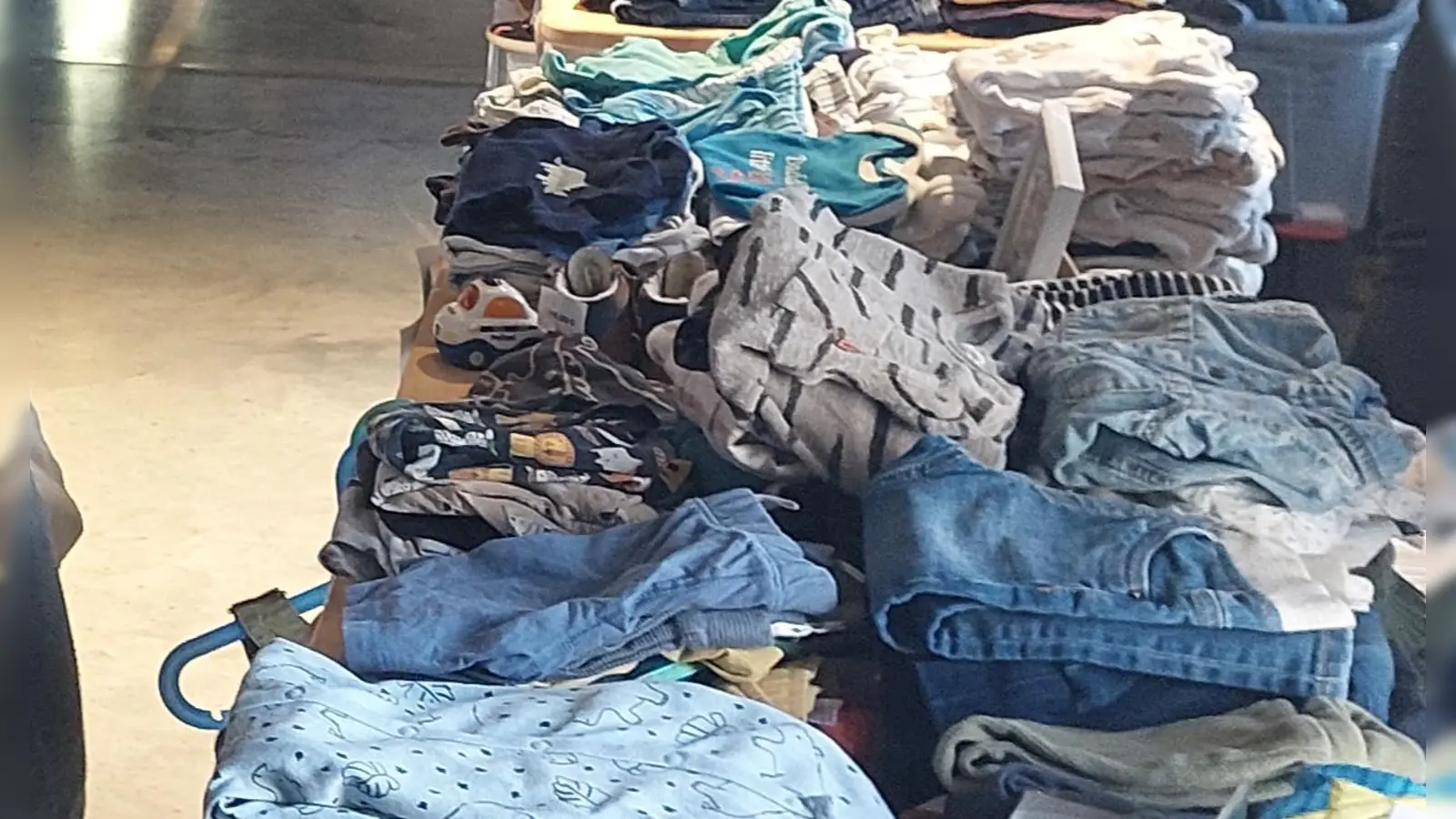 Neben Kleidung und Schuhen gibt es auch Spielzeug und Bücher zu erwerben. (Symbolbild: bas)