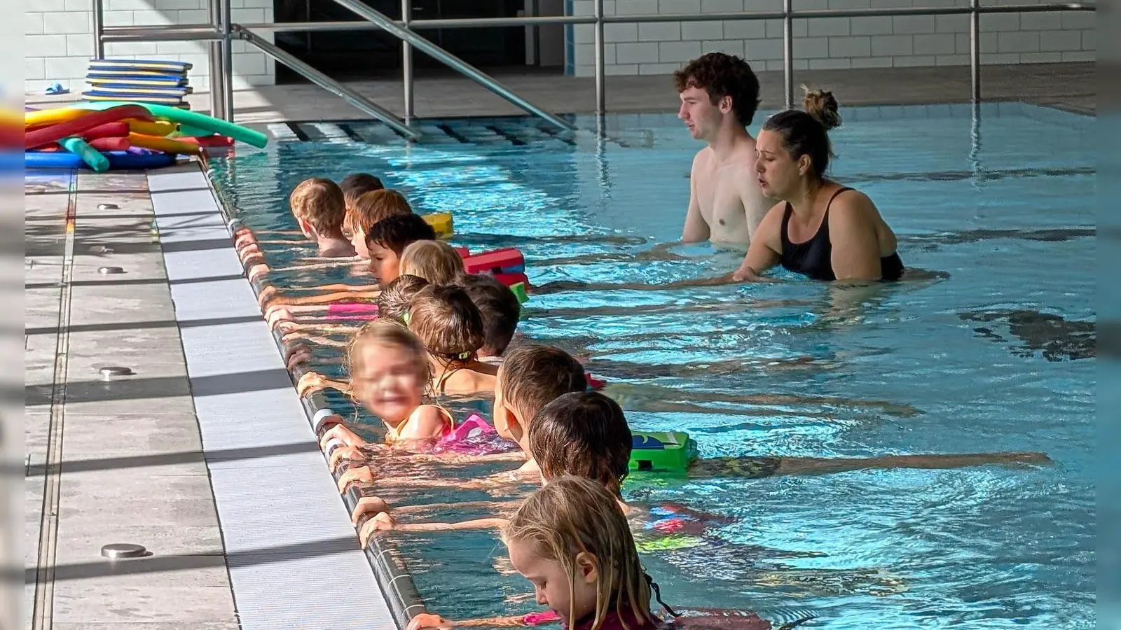 Simon Seyfert und Melanie Wiegartner gehörten zu den Trainern, die zu Beginn der Sommerferien zahlreiche Schwimmkurse anboten.  (Foto: TSV Vaterstetten)