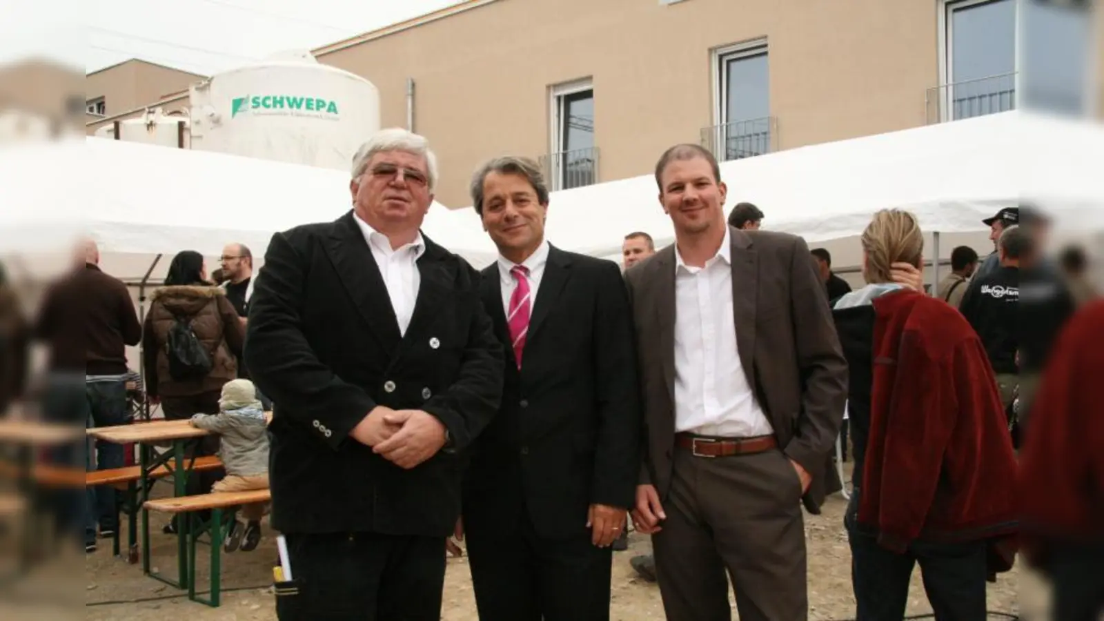 Zimmerermeister Rolf Beck, Geschäftsführer Karl Strenger und Vertriebsleiter Fabian Conrad (v.l.)  beim Richtfest. (Foto: US)