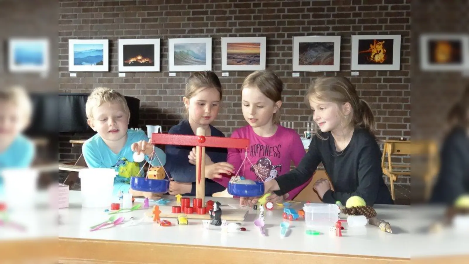 Was ist schwerer, was ist leichter? Auch an einer Waage können die Kinder verschiedene Dinge ausprobieren. (Foto: tab)