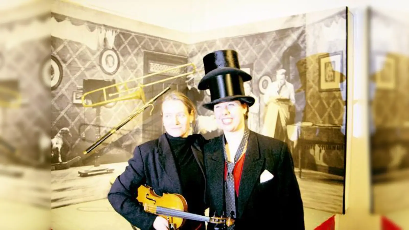 Sigrid Mosers (l.) und Anette Spieldieners Hommage an Karl Valentin.	 (Foto: VA)