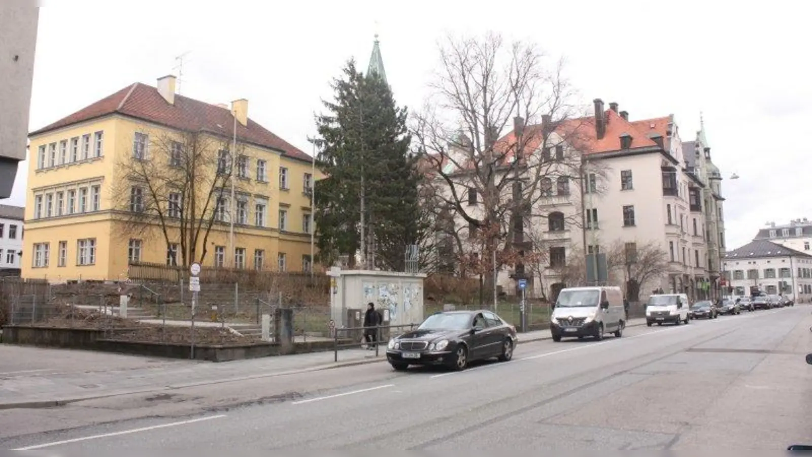 An der Plinganserstraße (hier an der Schule gegenüber dem Clearinghaus) wird es nicht grüner werden. (Foto: job)