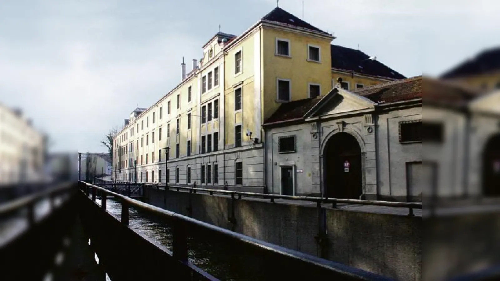 Das Frauengefängnis Neudeck am Auer Mühlbach gehört bald der Vergangenheit an: Im Mai ziehen Gefangene und Beamtinnen in ein neues Gebäude an der Stadelheimer Straße. Eine Nachnutzung der sanierungsbedürftigen Räume ist noch ungewiss.  (Foto: ko)