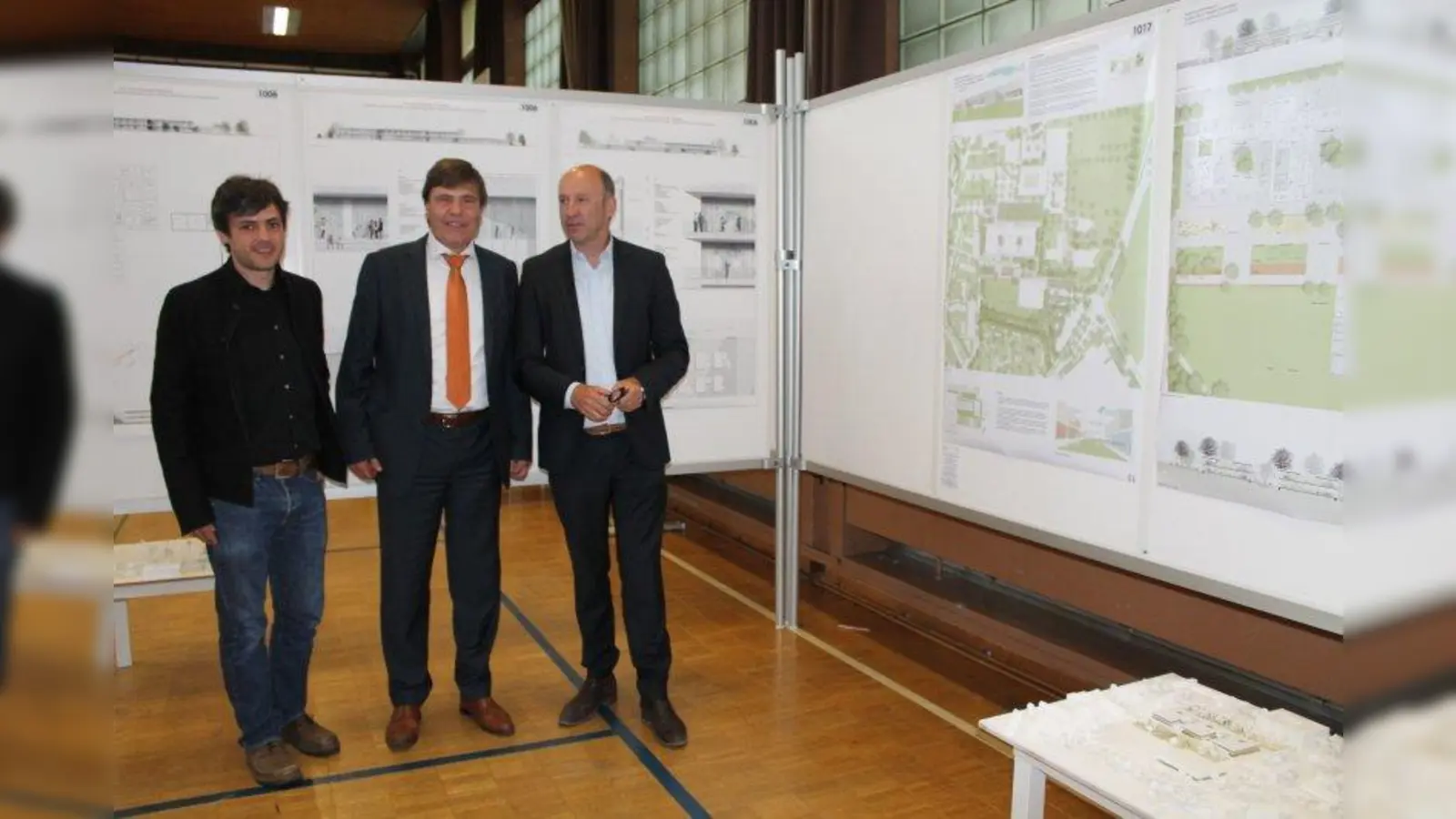 Bürgermeister Stefan Kolbe (Mitte) mit den Martin Gessert (r.) und Martin Maxa vom Architekturbüro h4a Gessert + Randecker Generalplaner GmbH. (Foto: ak)