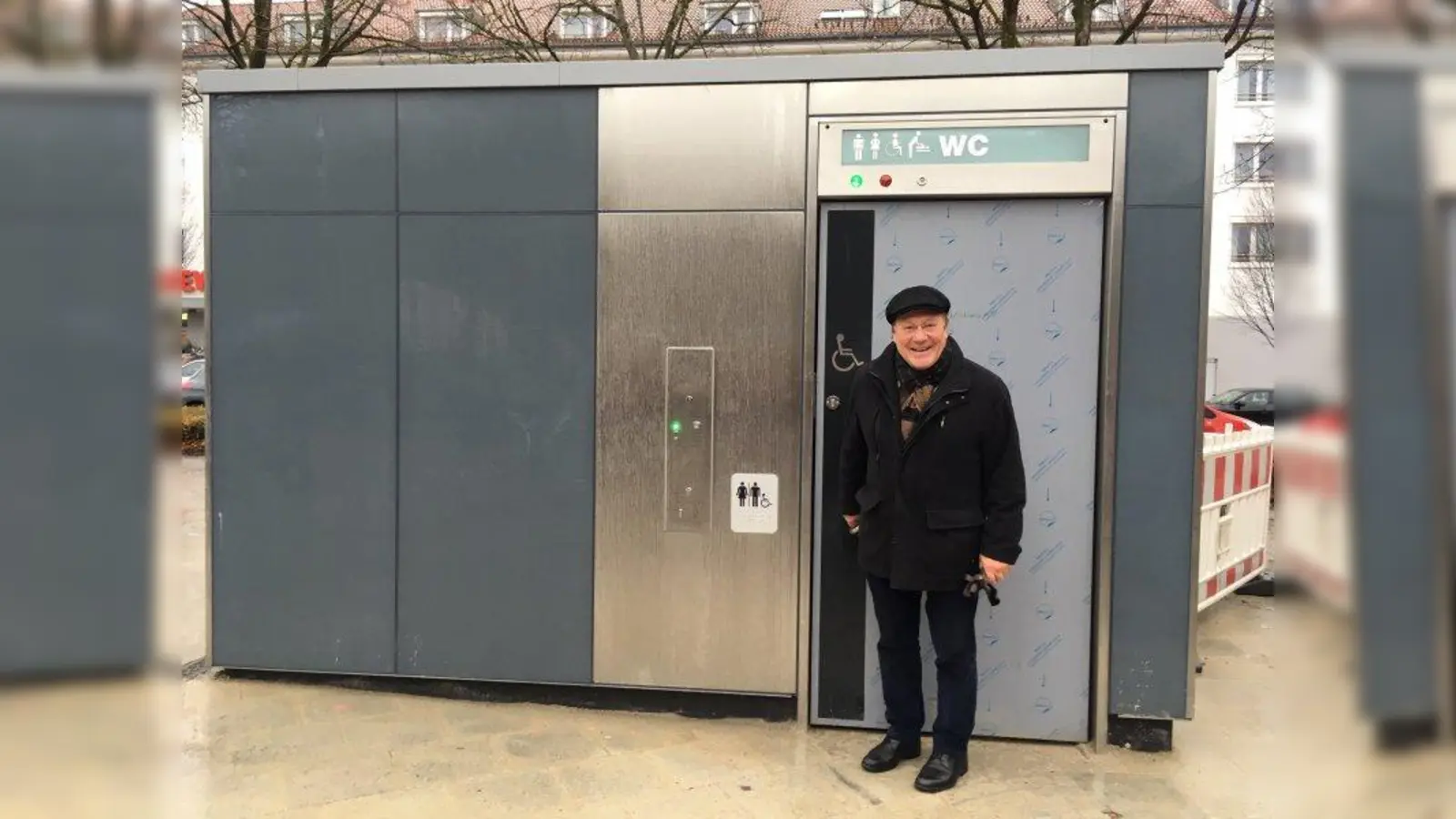 Auch Alfred Nagel vom Bezirksausschuss Sendling-Westpark freut sich über die öffentliche Toilette am Partnachplatz. (Foto: Nagel)