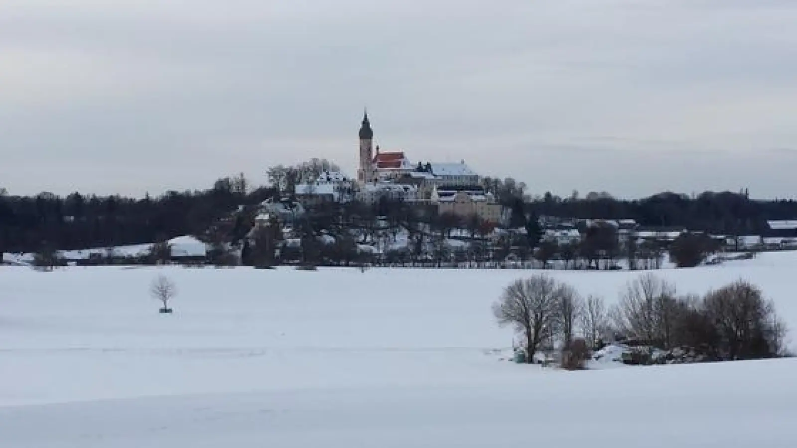 Ein toller Fernblick zur Zugspitze, endlose Weiten, und ein abwechslungsreiche Kulturlandschaft führen zum Kloster Andechs bei Herrsching.	 (Foto: Stefan Dohl)