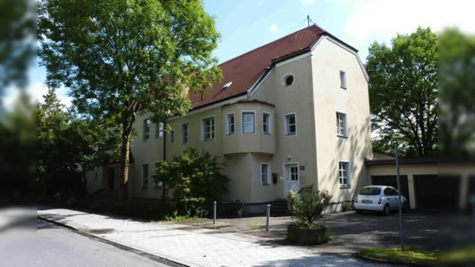 In die Alte Schule wird die neue Kindertagesstätte gebaut. Nun ist auch der Architekt dafür  (Foto: er kommt aus Eching.	bb)