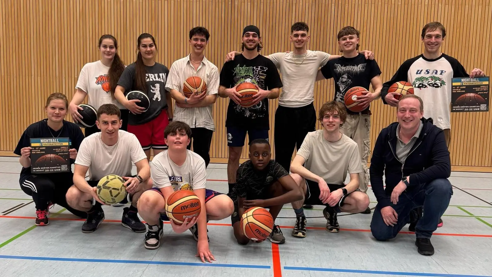 Bürgermeister Leonhard Spitzauer überzeugte sich davon, dass die Idee des Nightball in Vaterstetten gut bei den Jugendlichen ankam. (Foto: Gemeinde Vaterstetten)
