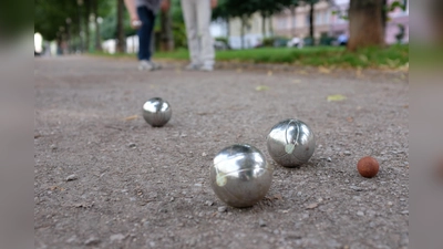 Boule, Petanque oder Boccia ist ein leicht zu erlernendes Spiel mit Metallkugeln. (Foto: Marcel Senf)