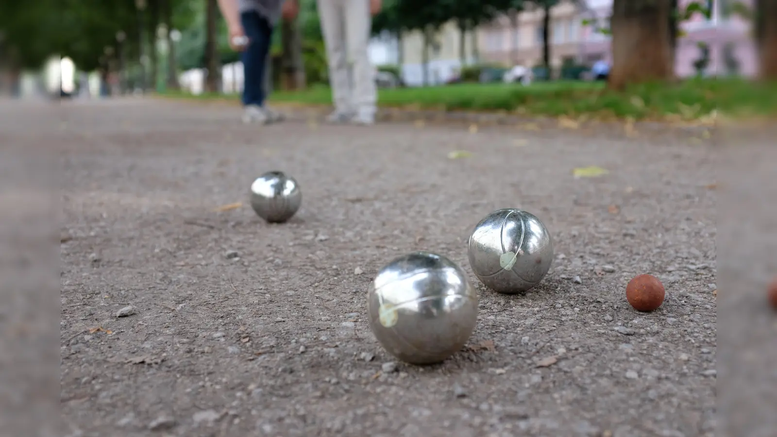 Boule, Petanque oder Boccia ist ein leicht zu erlernendes Spiel mit Metallkugeln. (Foto: Marcel Senf)