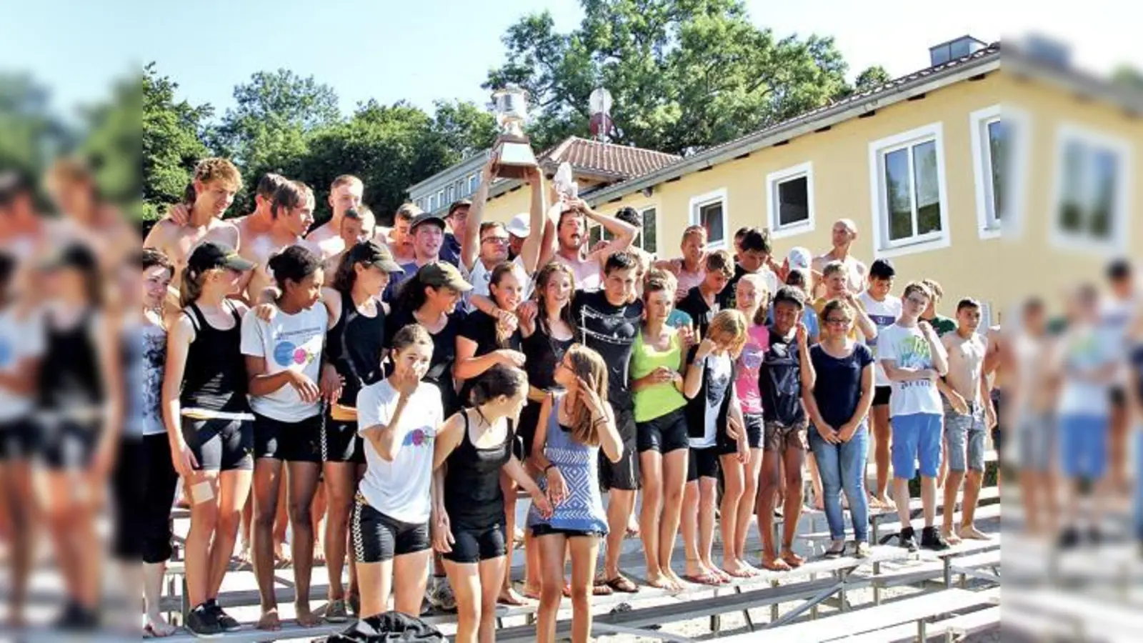 Die jungen Ruderer präsentieren sich stolz mit ihren Trophäen.	 (Foto: VA)