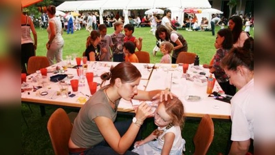 Das jährliche Sommerfest im weitläufigen Park des Waisenhausgeländes wird stets auch von vielen Familien aus dem Stadtteil besucht. (Foto: hk (Archiv))