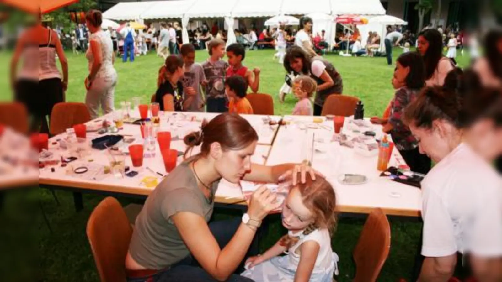 Das jährliche Sommerfest im weitläufigen Park des Waisenhausgeländes wird stets auch von vielen Familien aus dem Stadtteil besucht. (Foto: hk (Archiv))