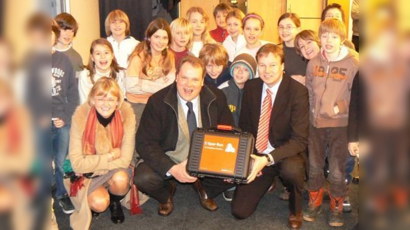 Mit den Grundschülern freuten sich Ursula Jekilius, Christoph Göbel und Christian Nagel (v.l.) über den Energie-Detektivkoffer. (Foto: pi)