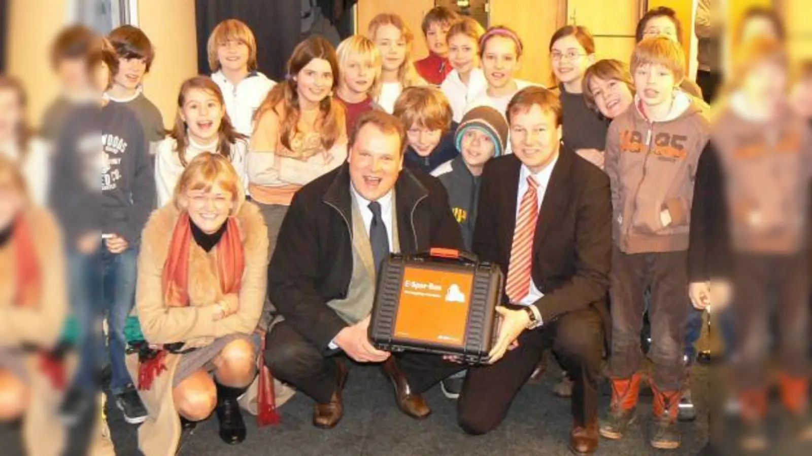 Mit den Grundschülern freuten sich Ursula Jekilius, Christoph Göbel und Christian Nagel (v.l.) über den Energie-Detektivkoffer. (Foto: pi)