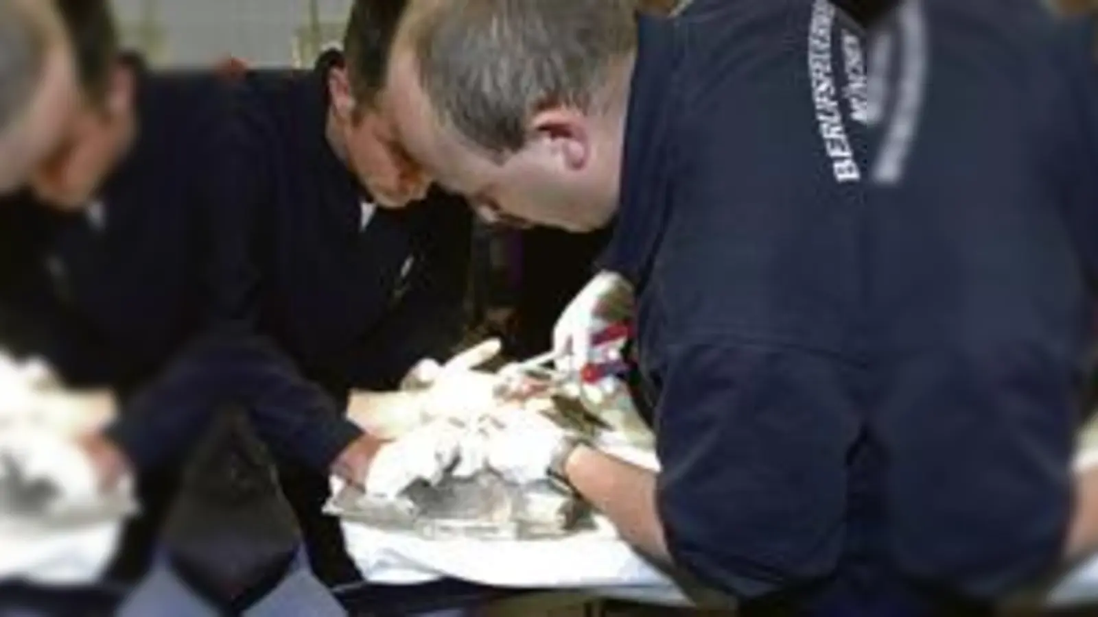 Weil der Henkel des Fonduetopfes abbrach, ergoss sich das heiße Fett über beide Hände des Brandopfers. Der 38-Jährigen musste ihr Verlobungsring vom Finger geschnitten werden.	 (Foto: FW)