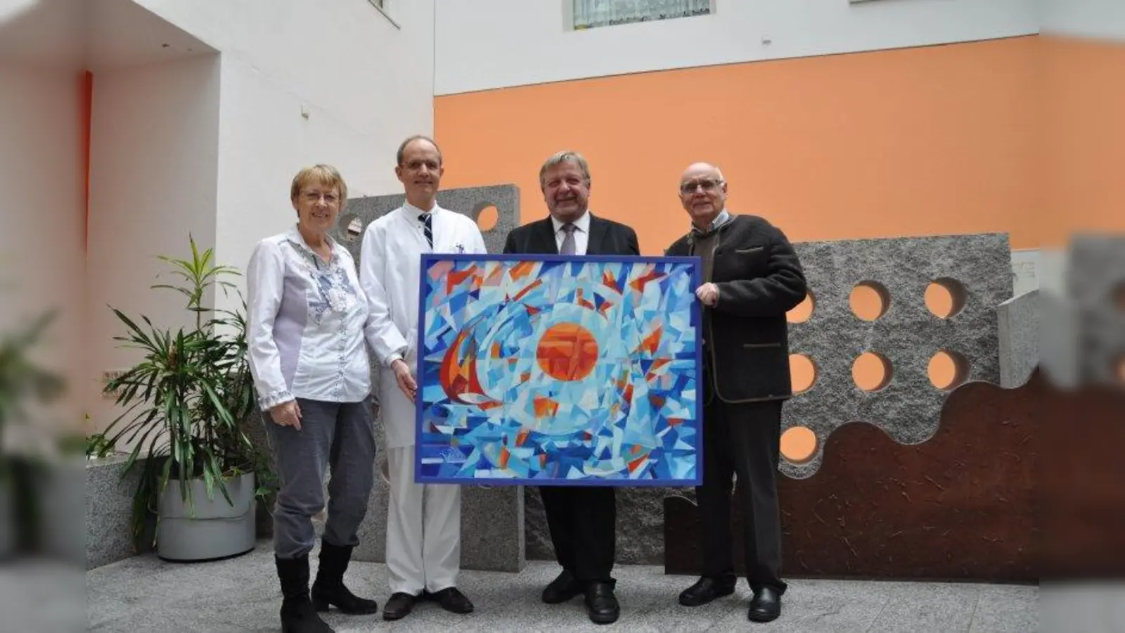 Das Klinikum Fürstenfeldbruck erhielt vom Rotary Club das Gemälde „Abendsonnensegel”. (Foto: dwu)