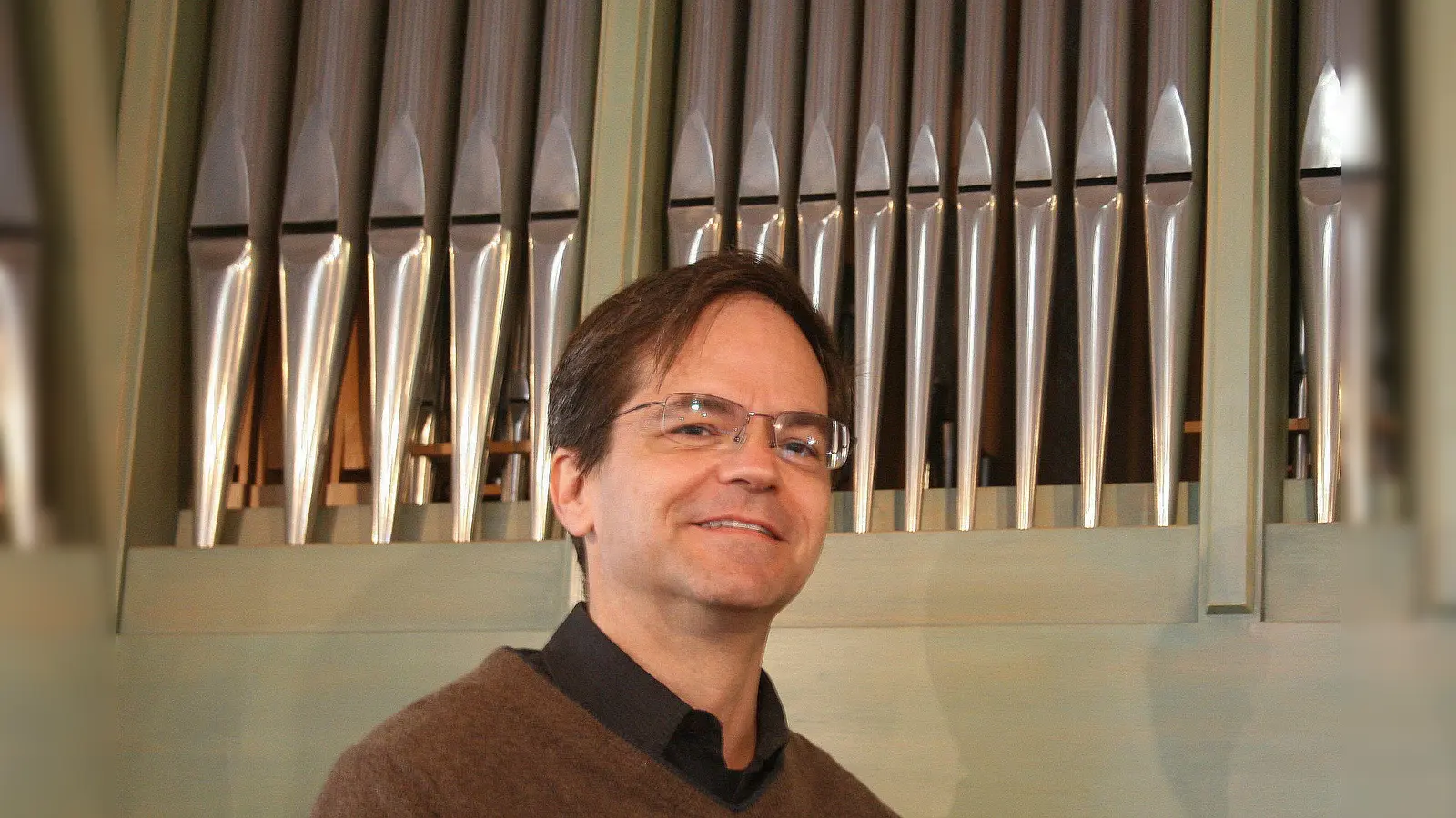 Zu den vortragenden Organisten gehört Karl Bachsleitner, hier vor der Putzbrunner Orgel.  (Foto: Bachsleitner)