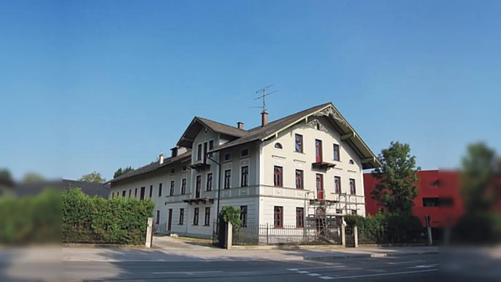 Um 1900 erbaut, kürzlich aufwendig restauriert: Das Bauernhaus der Familie Deck in Unterföhring steht am Sonntag von 10 bis 16 Uhr offen.	 (Foto: Peter Deck)