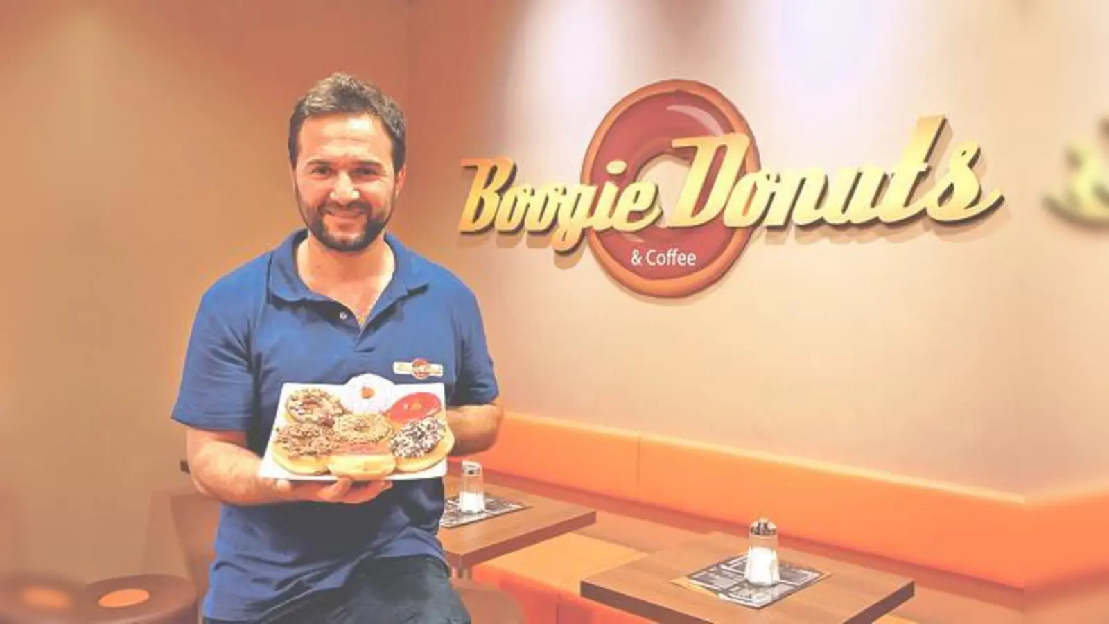 Am besten alle  (Foto: Boogie Donuts-Inhaber Cihan Bingöl präsentiert eine Auswahl seiner vielen köstlichen Kreationen.)