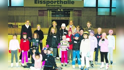 Die zwei Trainerinnen und die zwei Assitentinnen hatten alle Hände voll zu tun: Am ersten Trainingstag wollten bereits rund 20 Kinder am Schnupperkurs zum Eiskunstlauf teilnehmen. (Foto: pi)