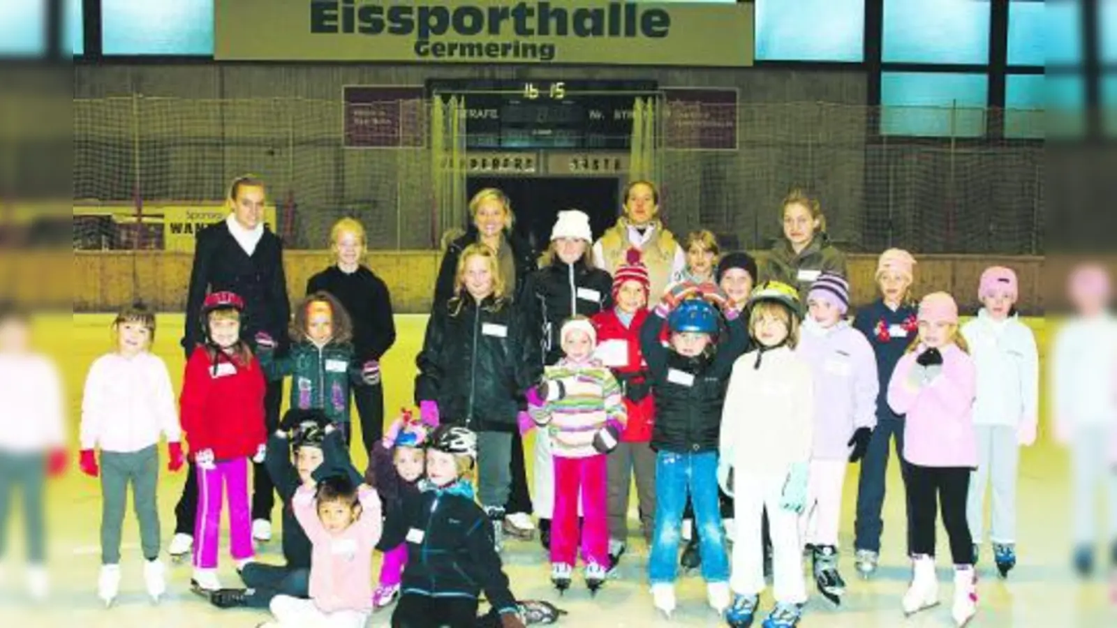 Die zwei Trainerinnen und die zwei Assitentinnen hatten alle Hände voll zu tun: Am ersten Trainingstag wollten bereits rund 20 Kinder am Schnupperkurs zum Eiskunstlauf teilnehmen. (Foto: pi)