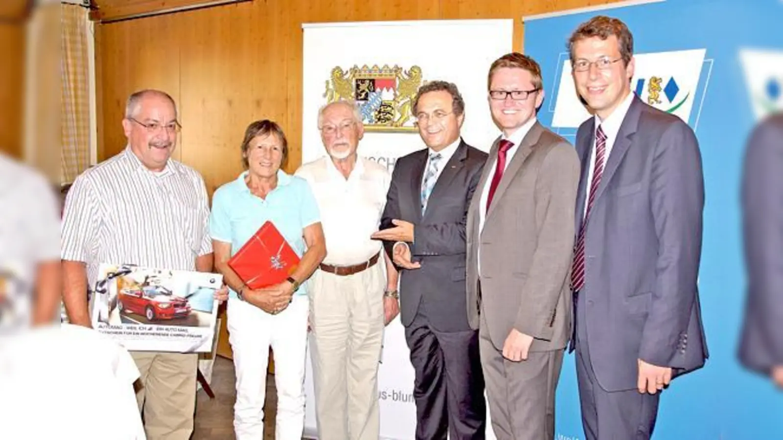 Die glücklichen Gewinner beim Bürgernachmittag mit Hans-Peter Friedrich (3.v.r.), Dr. Wolfgang Stefinger (2.v.r) und Markus Blume (rechts). 	 (Foto: Abgeordnetenbüro Markus Blume, MdL.)