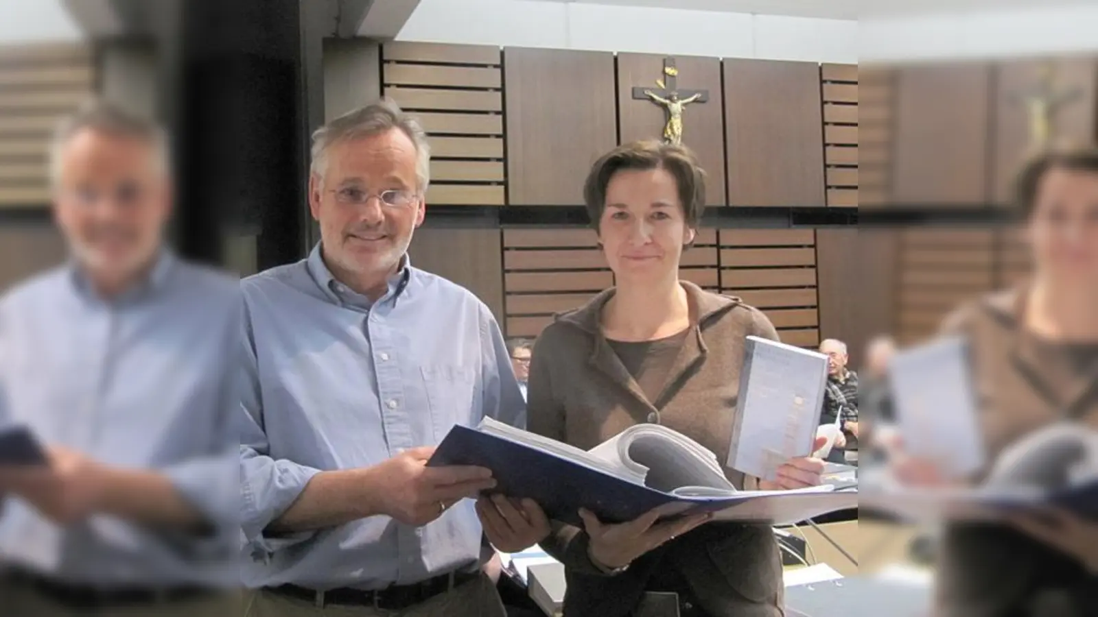 Britta Riedl übergab Bürgermeister Jörg Pötke den Ordner mit 2.500 Unterschriften.  (Foto: hw)