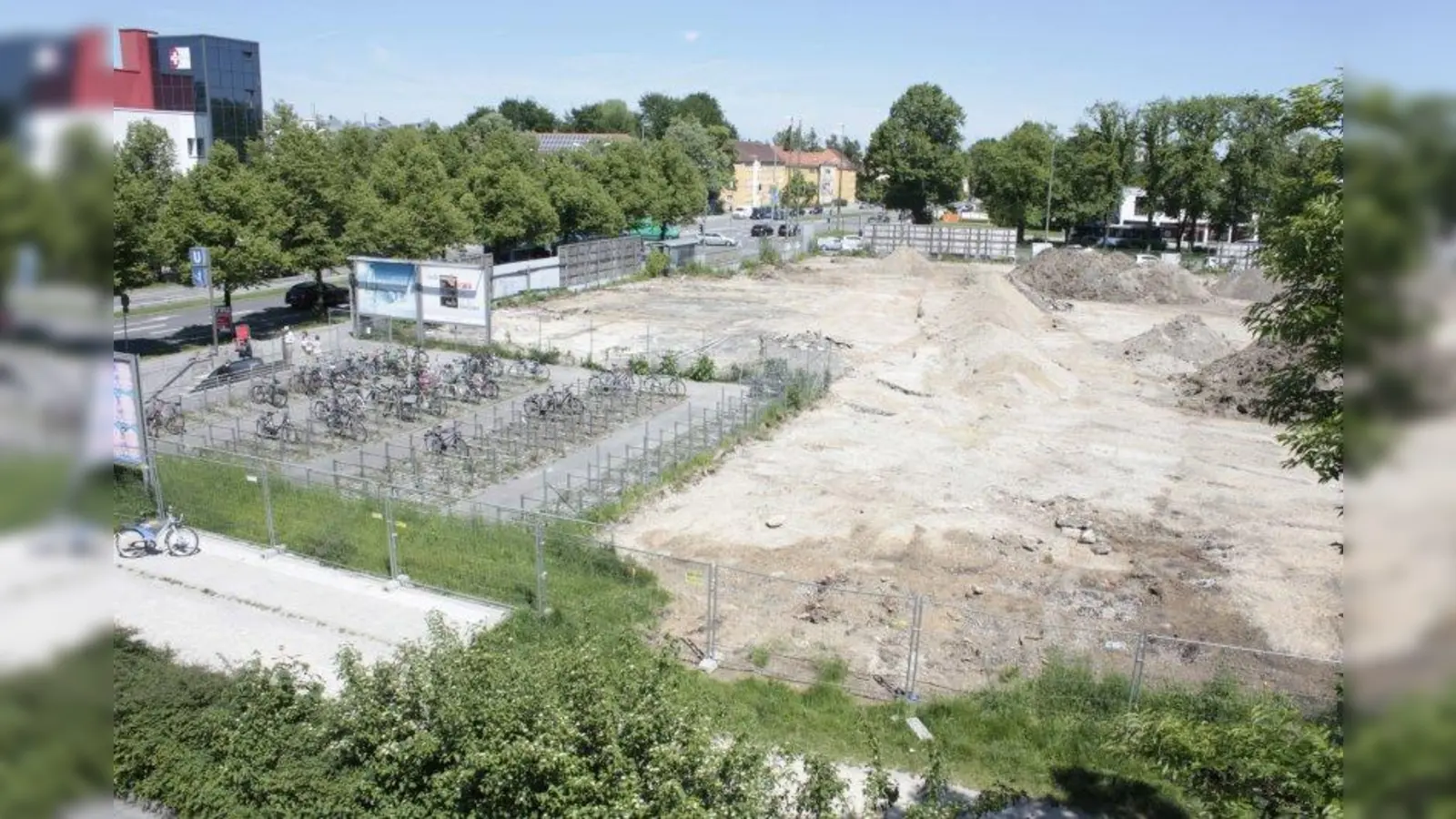 So sah es im Juni aus: der Platz, auf dem die Schule entsteht, mit dem damals noch vorhandenen Radlparkplatz (links). (Foto: job)