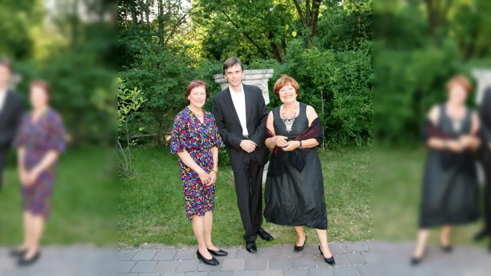 „Wir sind in Gauting begnadet mit so vielen Künstlern und Kunstschaffenden.“ Elisabeth Schaffer, Brigitte Servatius und Florian Prey (v.l.) vor der Preisverleihung im Gautinger Rathaus. (Foto: US)