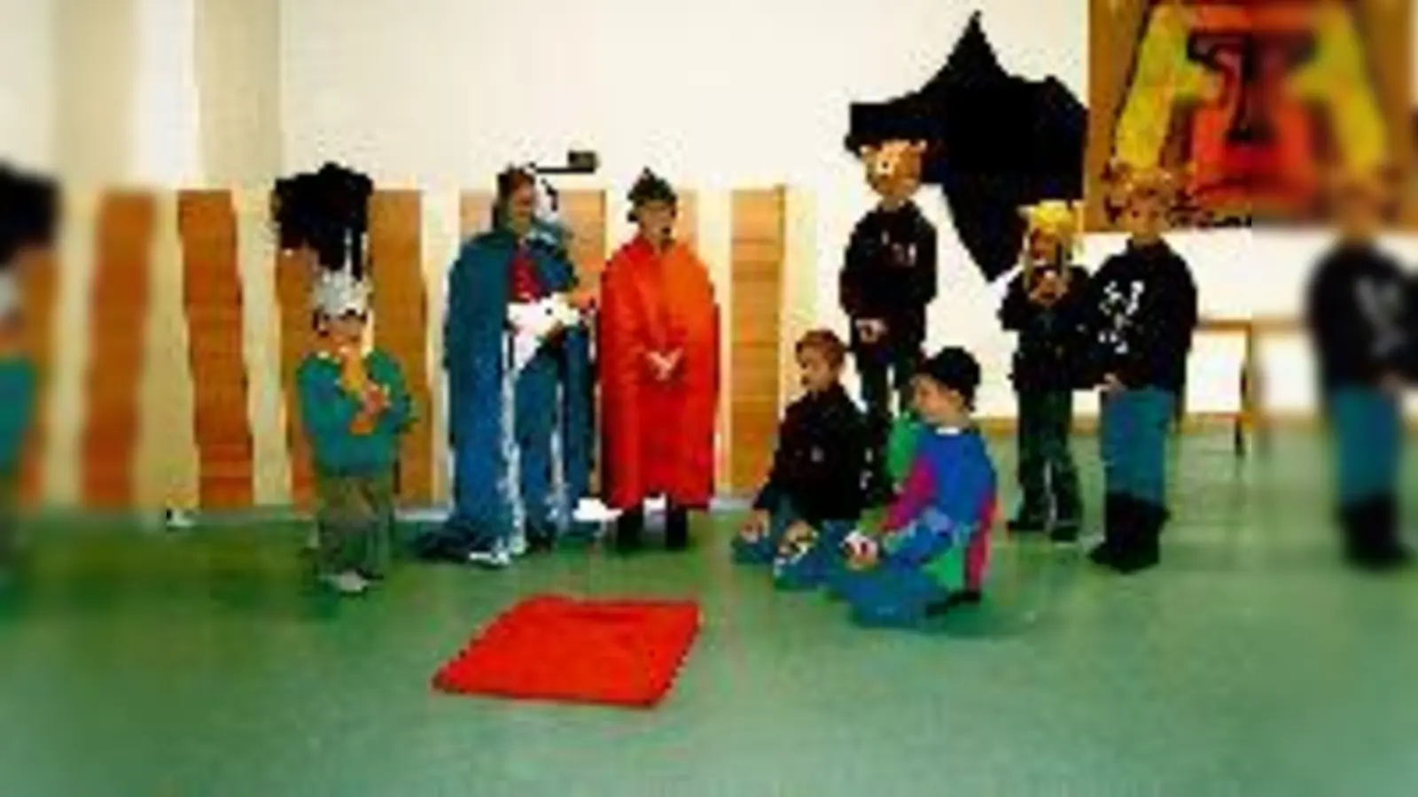 Die versammelte Schauspielgruppe der Heilig-Geist-Kirche bei der Probe. Der »Esel« und die »Hirten« beten kniend vor der heiligen Familie.	 (Foto: ta)