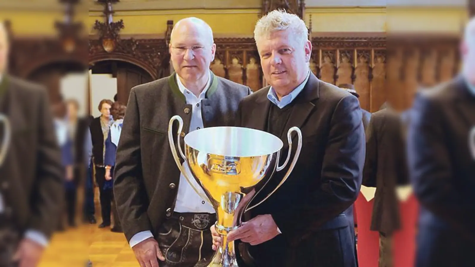 EHC-Coach Don Jackson überließ Dieter Reiter den Meisterpokal nur kurz. Dann nahm er ihn wieder mit.	 (Foto: R. Bösl)