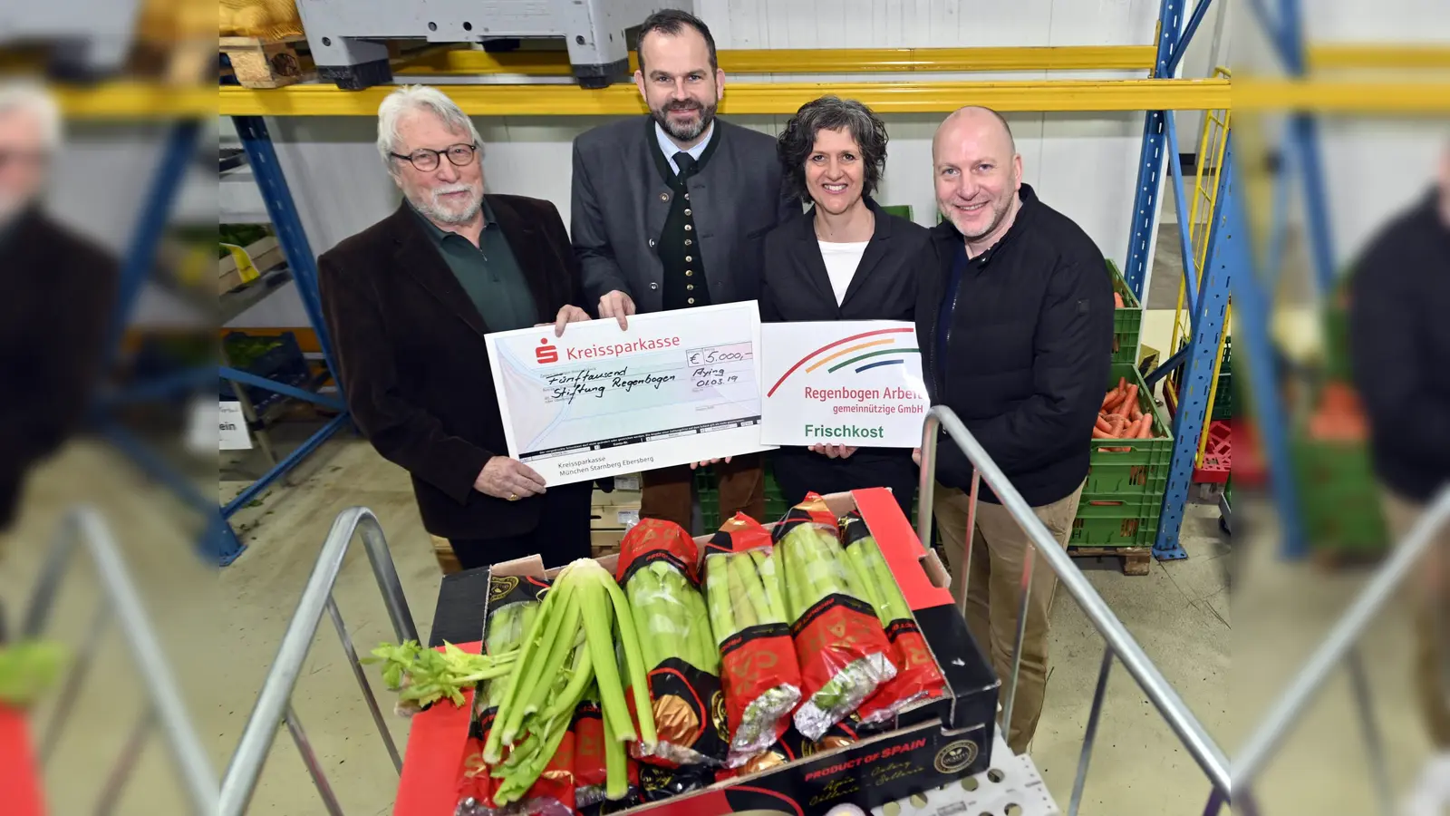 An der Scheckübergabe in den Räumen der Regenbogen Frischkost, Pliening, nahmen kürzlich teil (v. l.): Hanns Jürgen Michal, Helmut Erdmann, Elke Seyband und Markus Pirschlinger. (Foto: Claus Schunk)