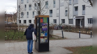 Guten Zulauf hat der Moosacher Bücherschrank, der seit fast sechs Jahren in der Bunzlauer Straße an der Trambahnlinie steht. Er hat jederzeit geöffnet. (Foto: bas)