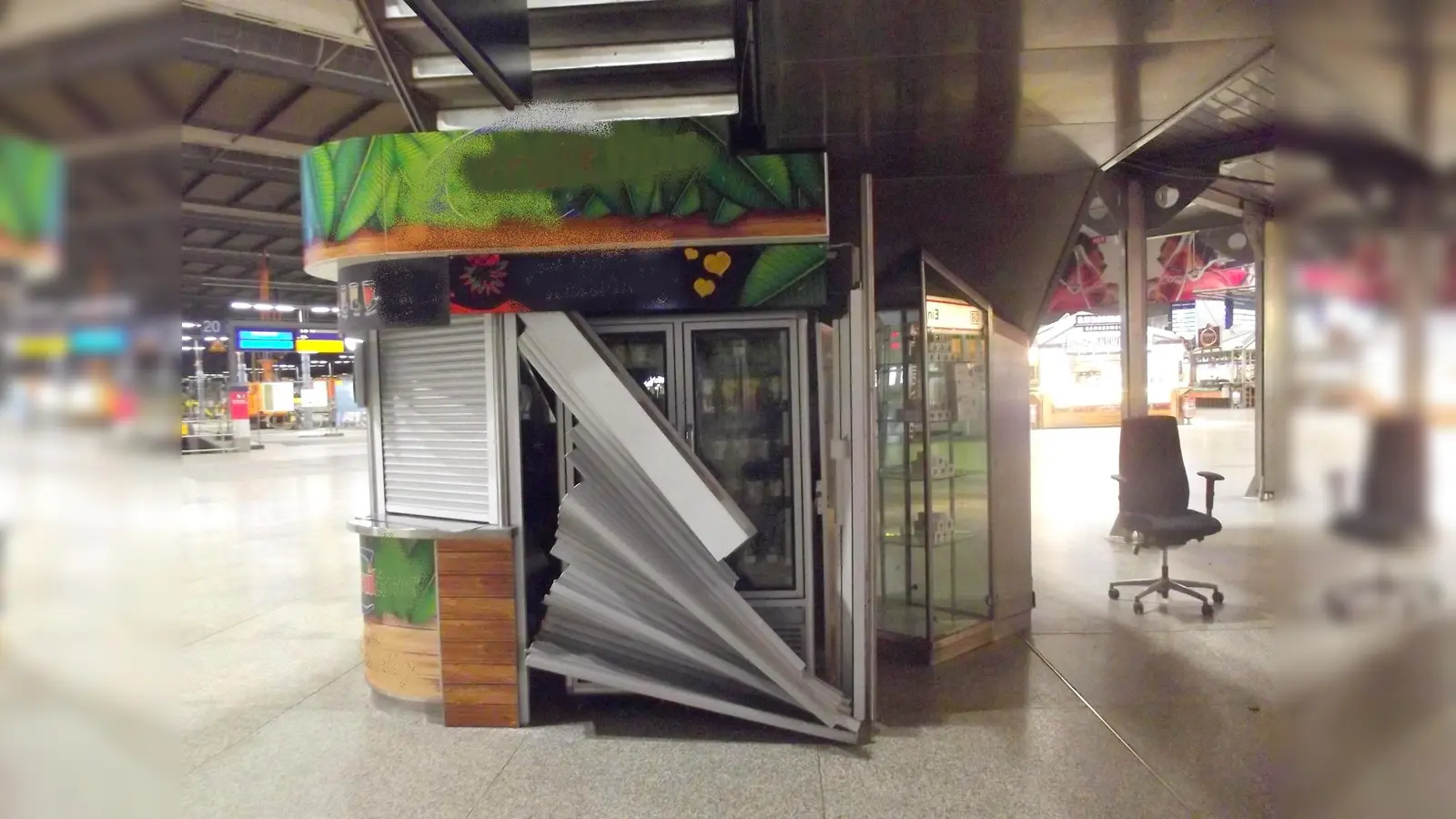 Der Rollladen ist Schrott, das Unfallfahrzeug (re.) hat den Crash anscheinend ohne Schäden überstanden. (Foto: Bundespolizei)