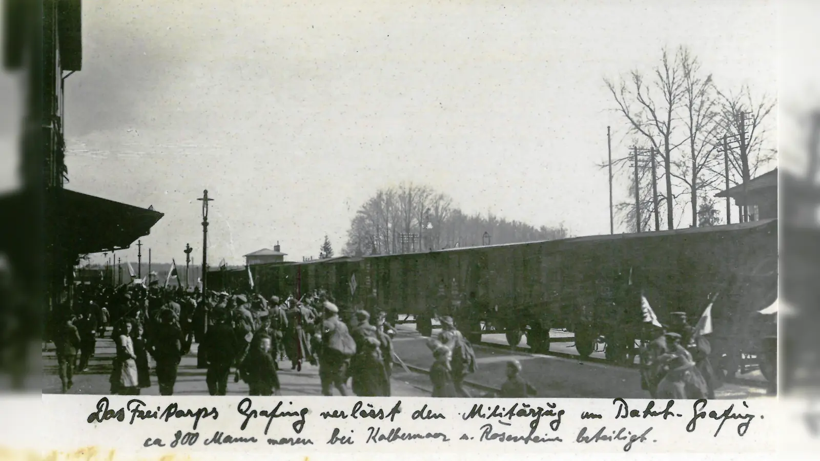Rückkehr der Grafinger Freikorpsler am 4. Mai 1919 aus Aibling und Kolbermoor mit dem Militärzug in Grafing-Bahnhof. (Foto: Max Oswald)