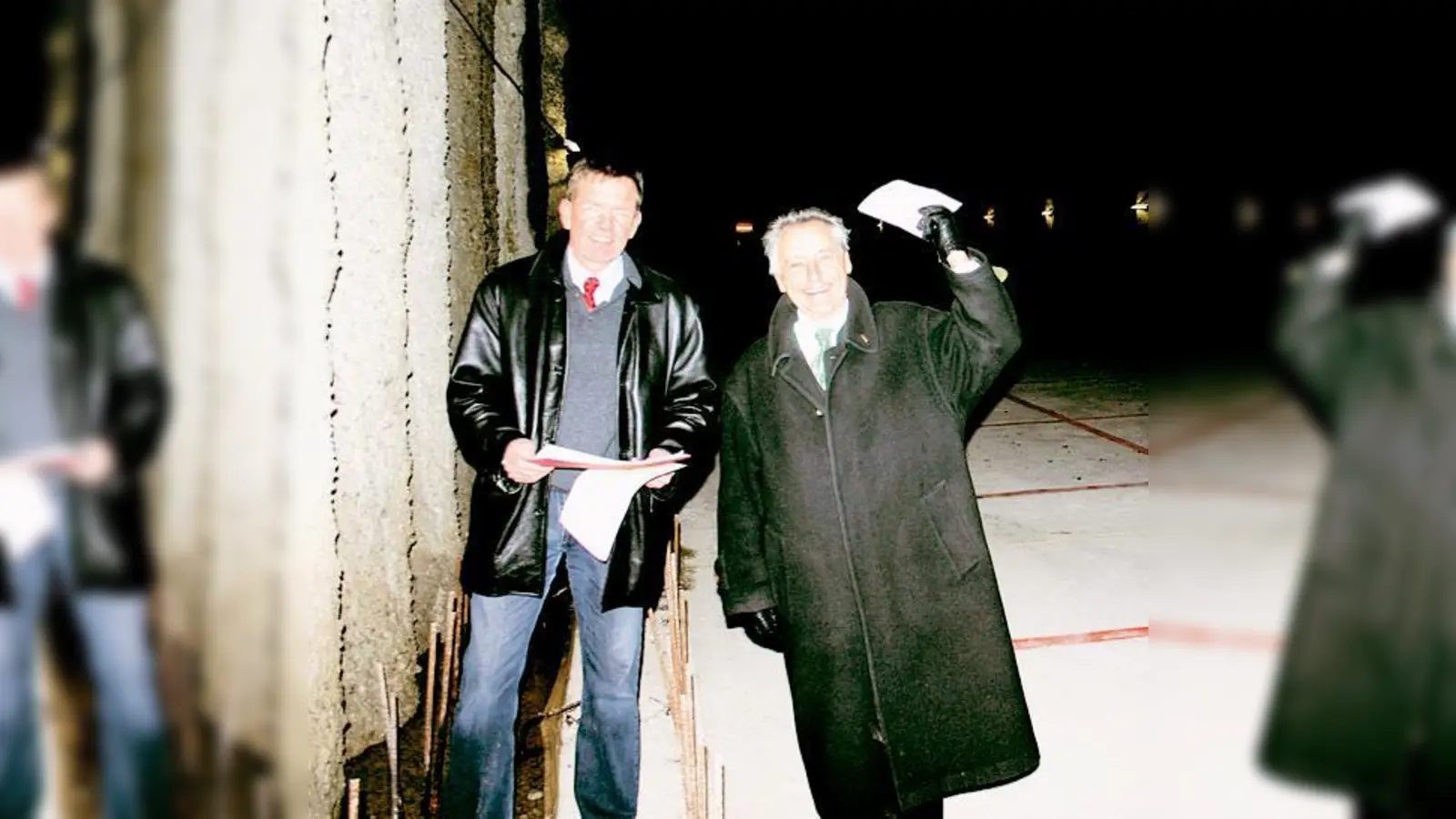 Ralf Wulf und Stadtrat Dr. Reinhold Babor diskutierten bei der Ortsbeschau im tiefdunklen Hohlraum engagiert über dessen zukünftige Nutzung. 	 (Foto: HH)