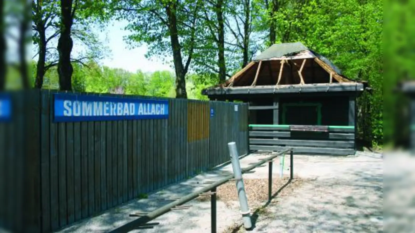 Die Stadtwerke München (SWM) haben mit dem Rückbau des Allacher Sommerbades begonnen. Mitte Juni sollen die Arbeiten beendet sein. (Foto: ls)