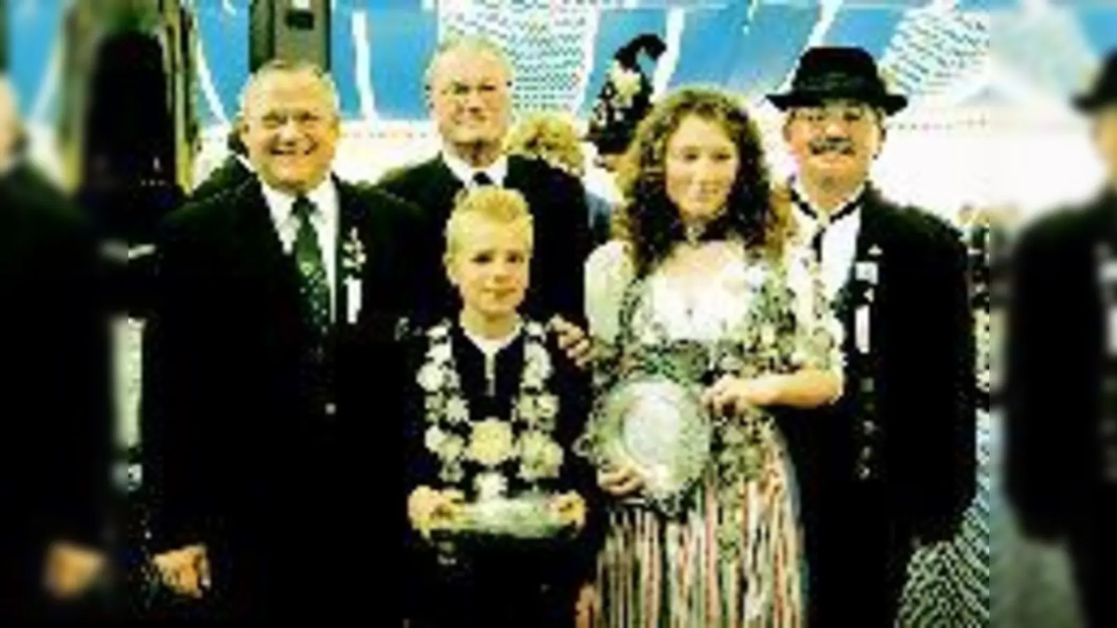Gauschützenkönige Lukas Pausch und Daniela Schafstadler mit dem Dritten Landesschützenmeister Hans Bösl, Gauschützenmeister Josef Rottenfußer und Adalbert Mader von Eichenlaub Lohhof (v. li.). 	 (Foto: Privat)