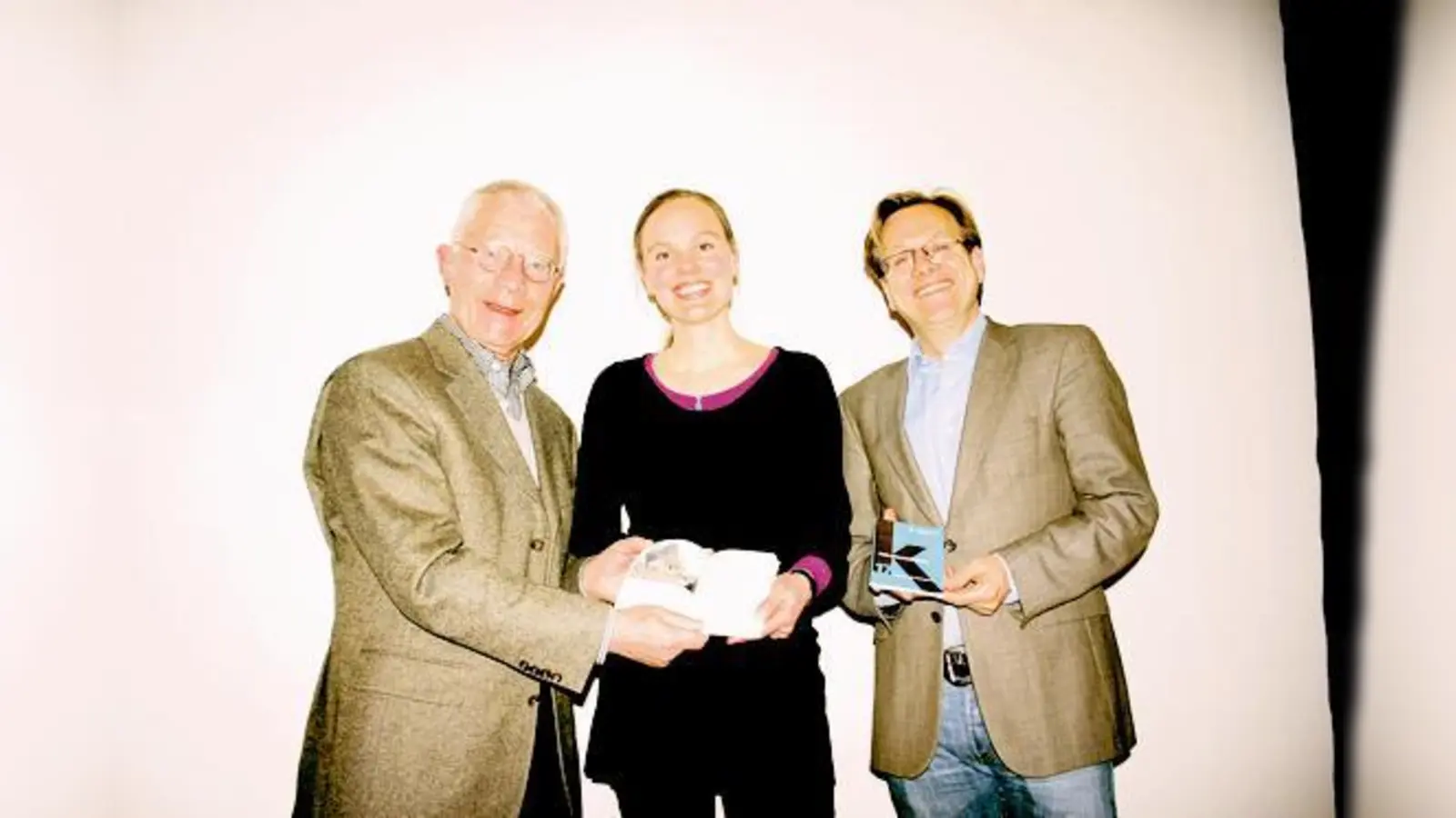 Zurecht stolz auf den neuen Stadtteilführer zum »KulturGeschichtsPfad« Horst Walter, die Autorin Karin Pohl und Stadtrat Florian Roth.  	 (Foto: HH)