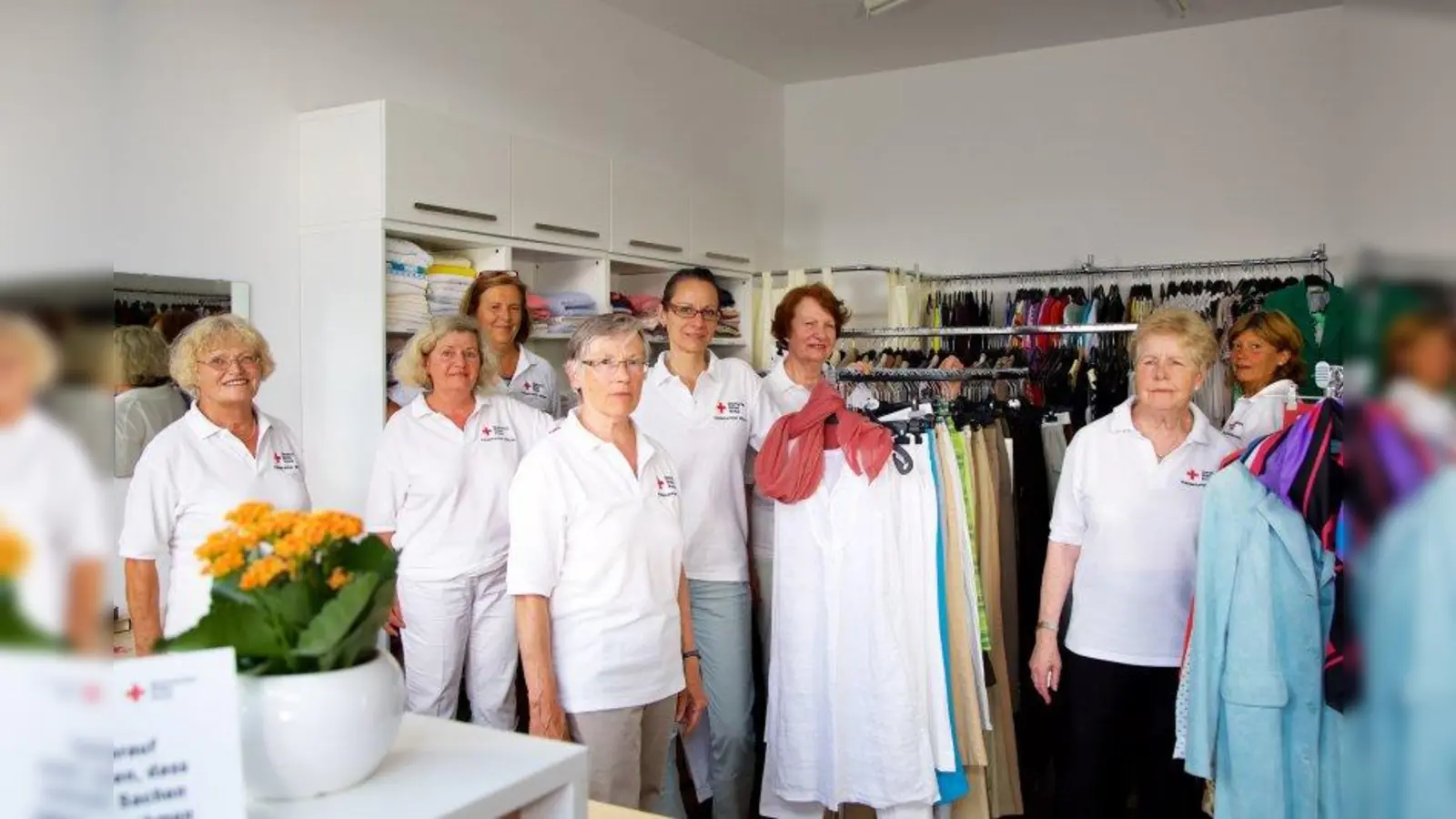 Die ehrenamtlichen Helferinnen in der Kleiderkammer des BRK Solln würden sich über eine tatkräftige Verstärkung sehr freuen. (Foto: BRK)