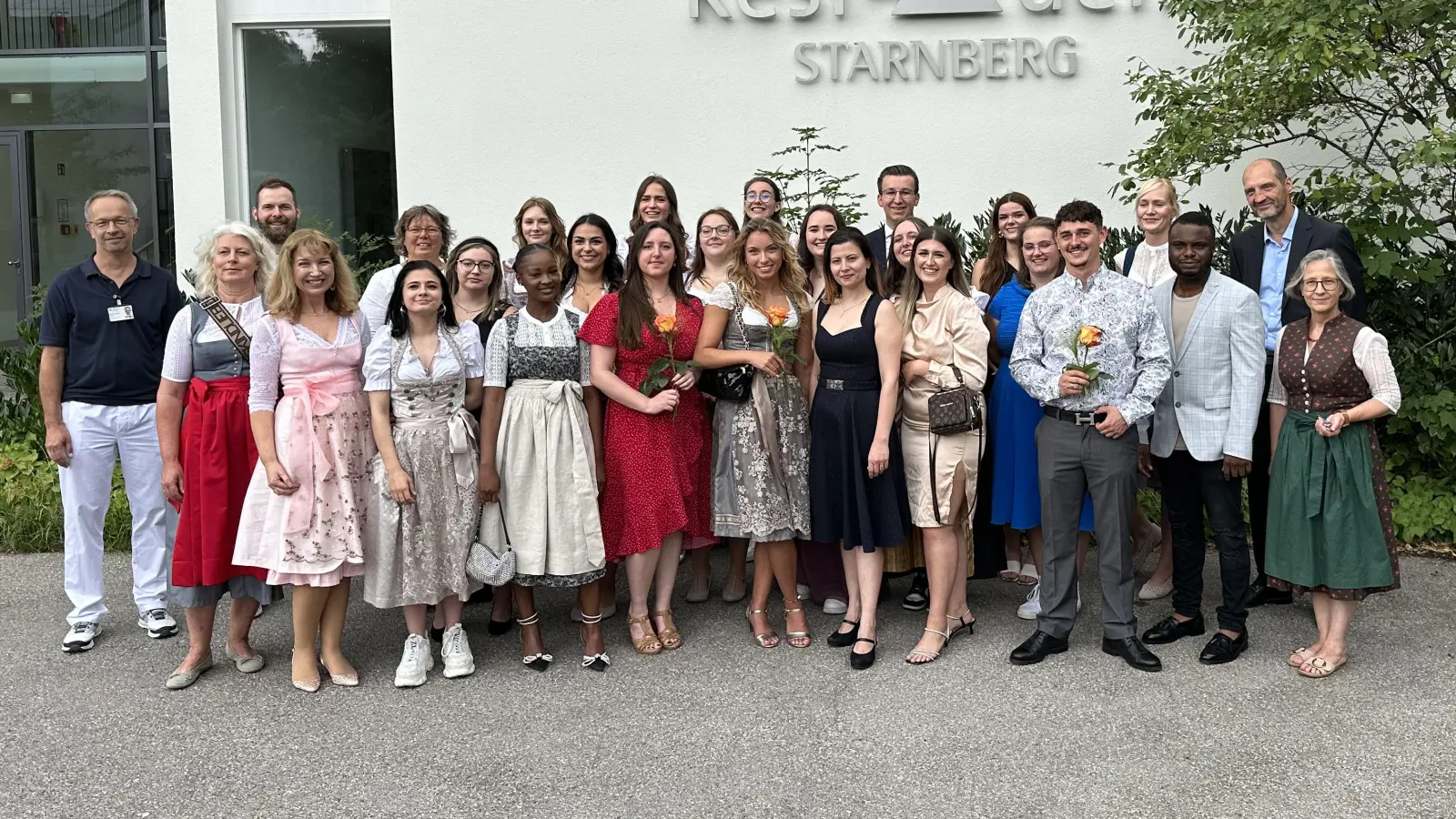 Freuten sich mit dem Abschlussjahrgang über die bestandenen Prüfungen (von links): Professor Dr. Thomas Lang (Ärztlicher direktor und Chefarzt der Klinik für Kinder- und Jugendmedizin), Pflegedirektor Martin Endres, Lehrerin Angela Schwierig, Schulleiterin Daniela Matzke und ebenfalls vom Lehrerkollegium Doris Keller sowie (von rechts) Antje Hauger, Ferdinand Adelhardt und Constanze Grunicke. (Foto: Starnberger Kliniken)