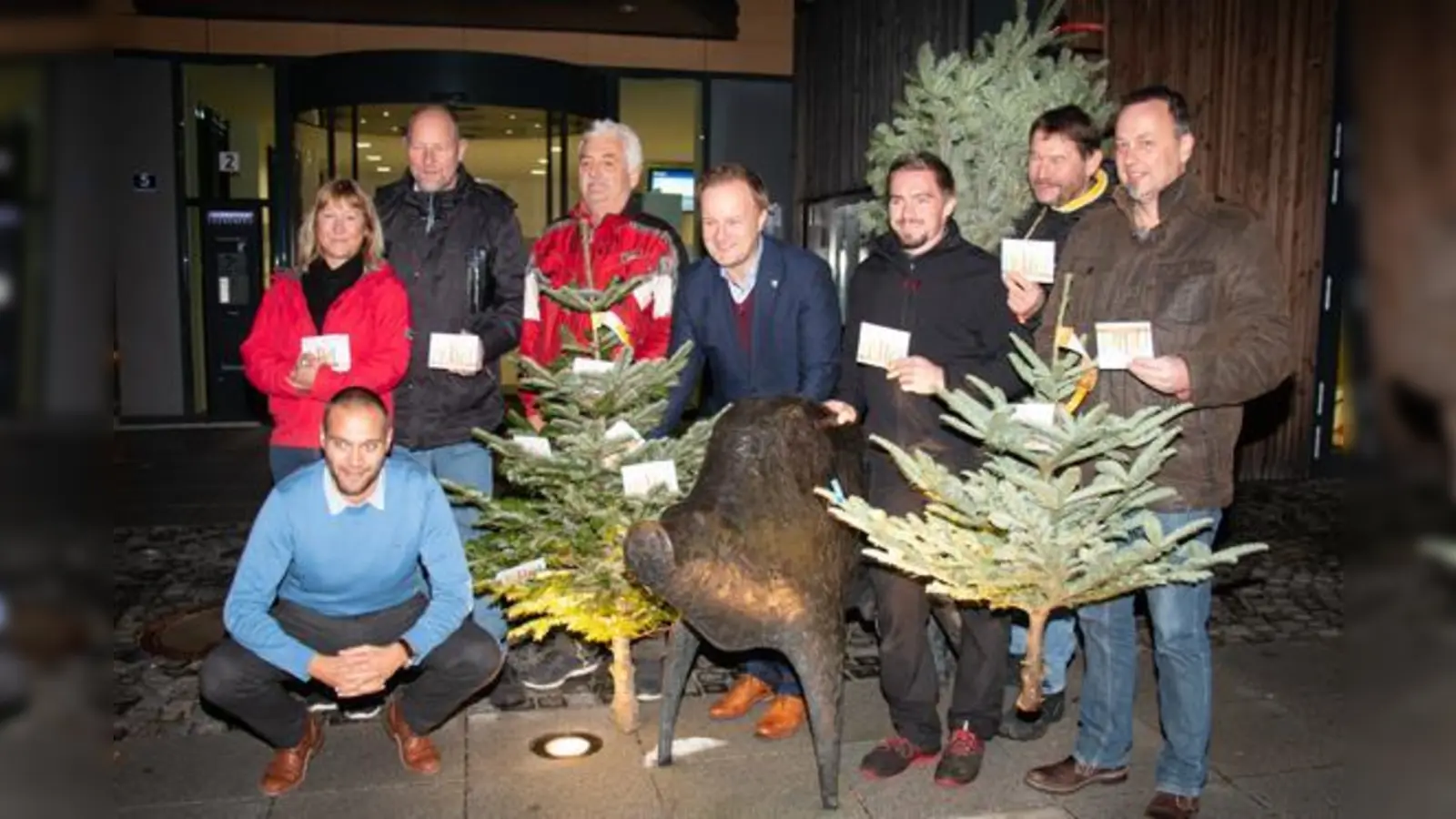 Heuer unterstützen die Motorradfreunde das Senioren-Projekt des Landratsamts: (stehend, v.l.) Andrea Behrend, Christian Beindner, Georg Stoffel, Robert Niedergesäß, Jan Freese, Dieter Gassner und Martin Heiler. Vorn: Jochen Specht vom  (Landratsamt.F: priv)