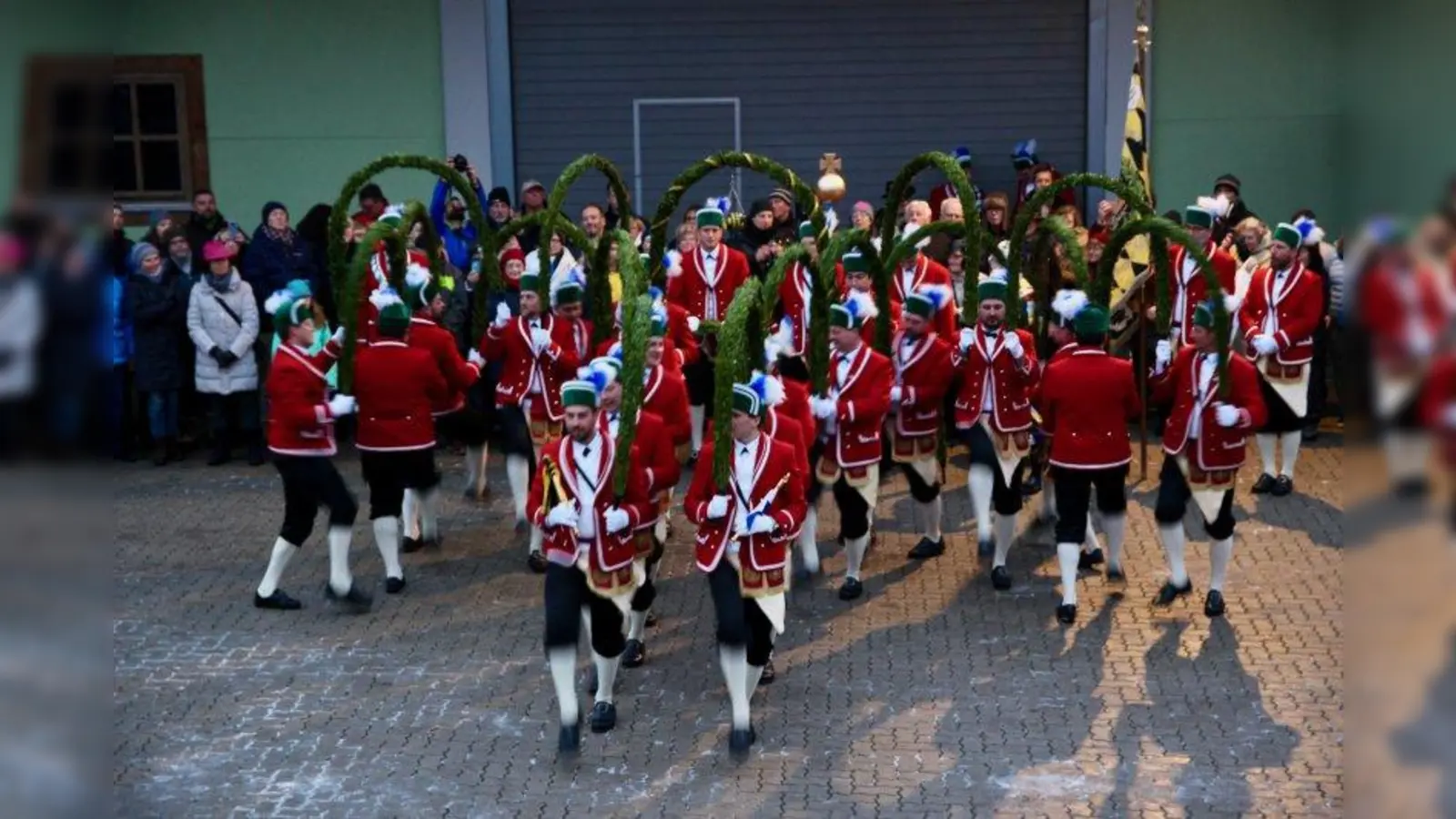 Historische Gewänder und traditionelle Tänze: Die Schäffler kamen am Drei-Königs-Tag auf den Bachbauernhof und wurden von rund 200 Neugierigen begrüßt. (Foto: us)