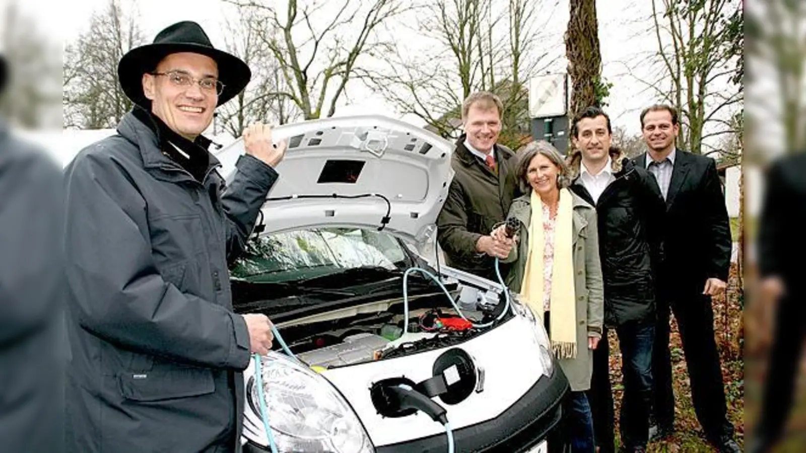 Christian Gusiv, Bürgermeister Stefan Schelle, Monika Sievi, Marcus Franklin und Paul Fröhlich (v. l.) freuen sich über das eSharing-Modell. 	 (Foto: hol)