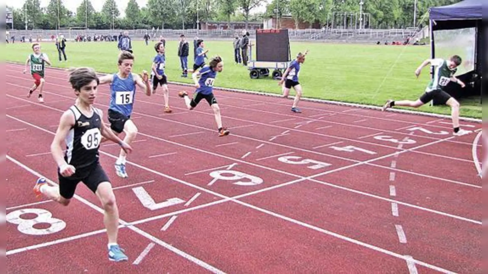 Ganz knapper Zieleinlauf: (links) Florian Knerlein und (rechts) der spätere Zweite im Fünfkampf Alex Schaller vom TSV Unterhaching.	 (Foto: MOH)