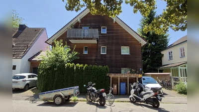 Die Fahrradbügel sind wieder weg. Zweiräder werden hier trotzdem abgestellt. Der einzige Unterschied: Die Pellets können in einigen Monaten geliefert werden. (Foto: tab)