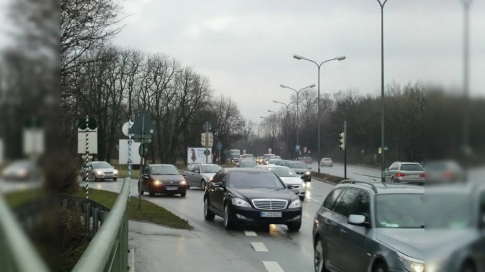 Die ampelgesteuerte Blockabfertigung am Isarring bremst den fließenden Verkehr aus  sehr zum Ärger der Autofahrer.	 (Foto: ikb)